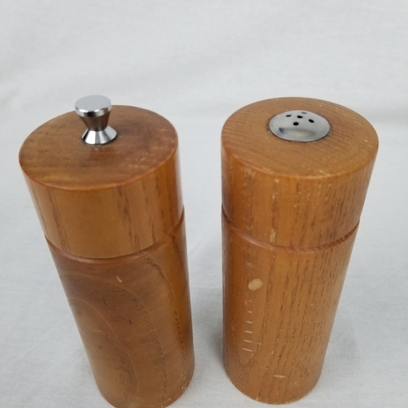Wood salt and pepper shakers - Picture 10 of 10